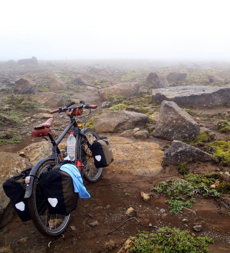 Santos Travel Lite in rotslandschap in IJsland.