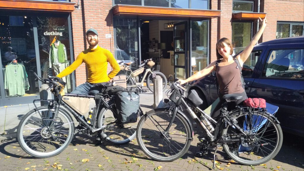 Maud en Vincent gaan op wereldreis met de fiets. Start bij Saint Christopher in Gorssel.