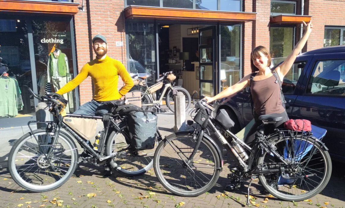 Maud en Vincent gaan op wereldreis met de fiets. Start bij Saint Christopher in Gorssel.