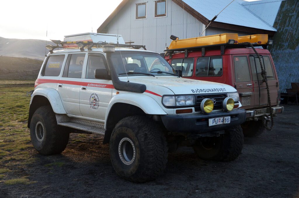Twee Toyota terreinwagens van de IJslandse reddingsbrigade.