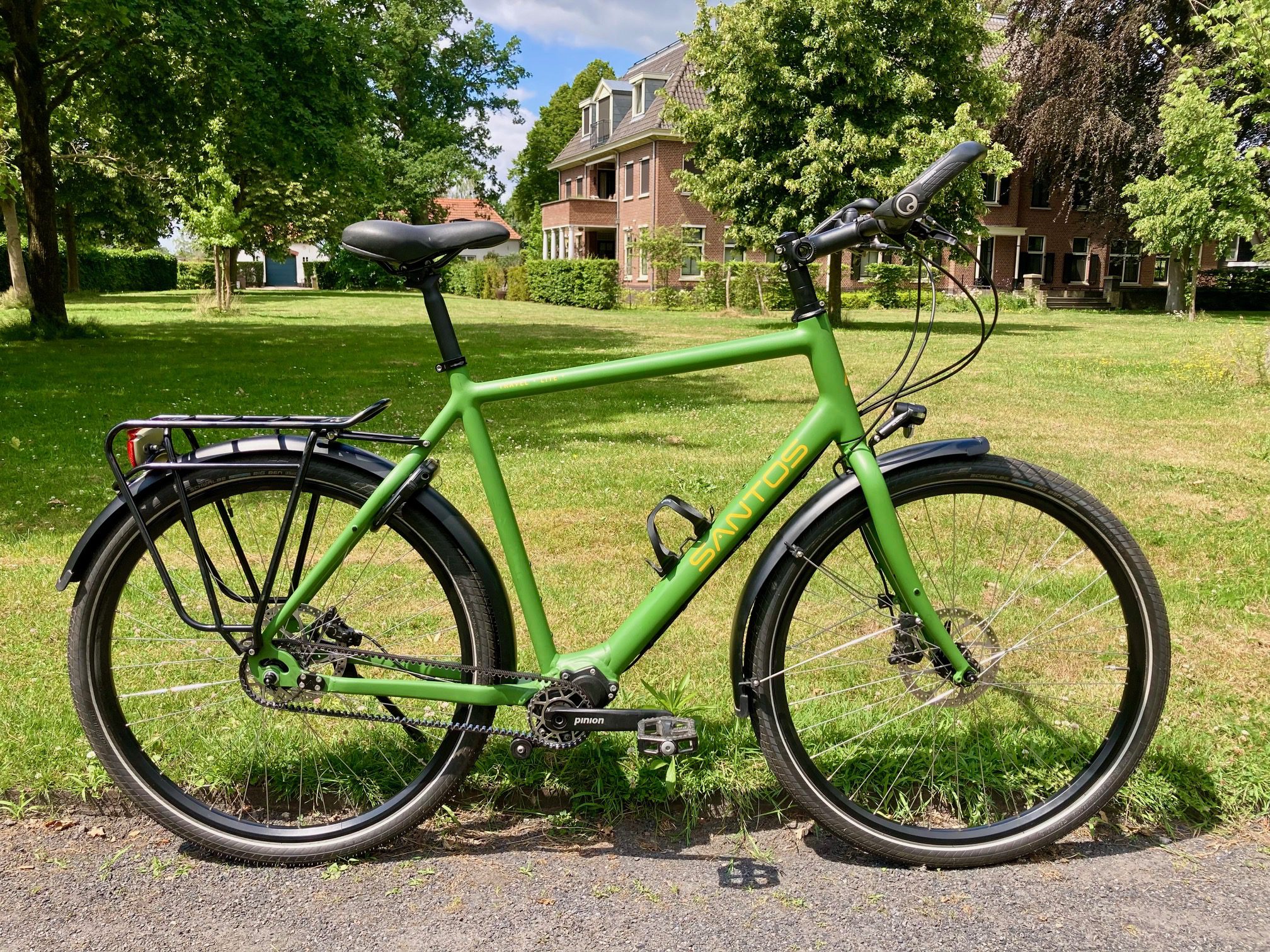 Santos Travel Lite+ Pinion C1.12. Nature groen met gele letters.