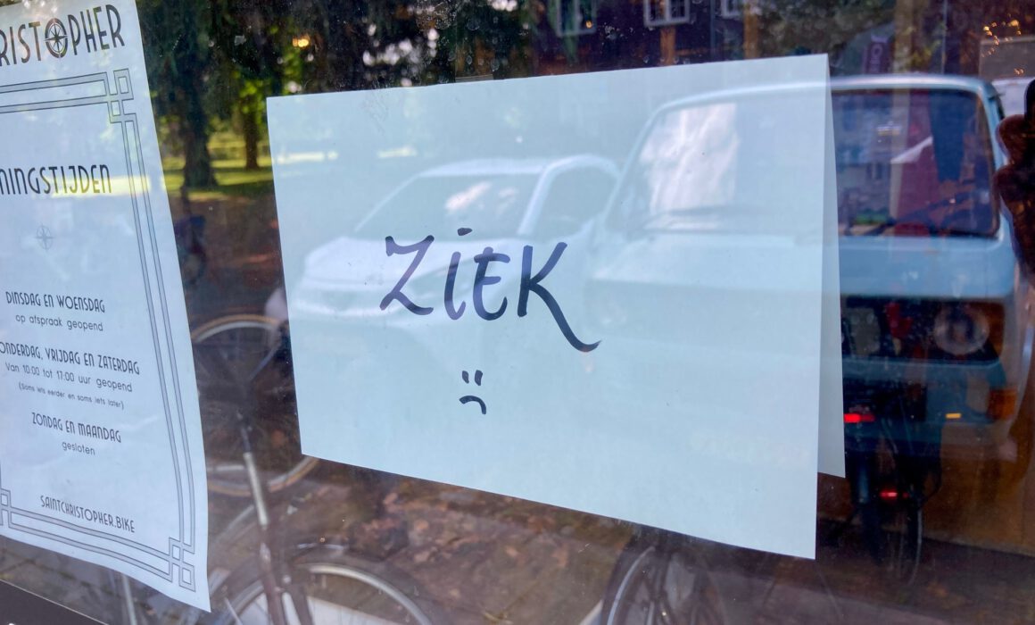 ziekbriefje aan winkeldeur